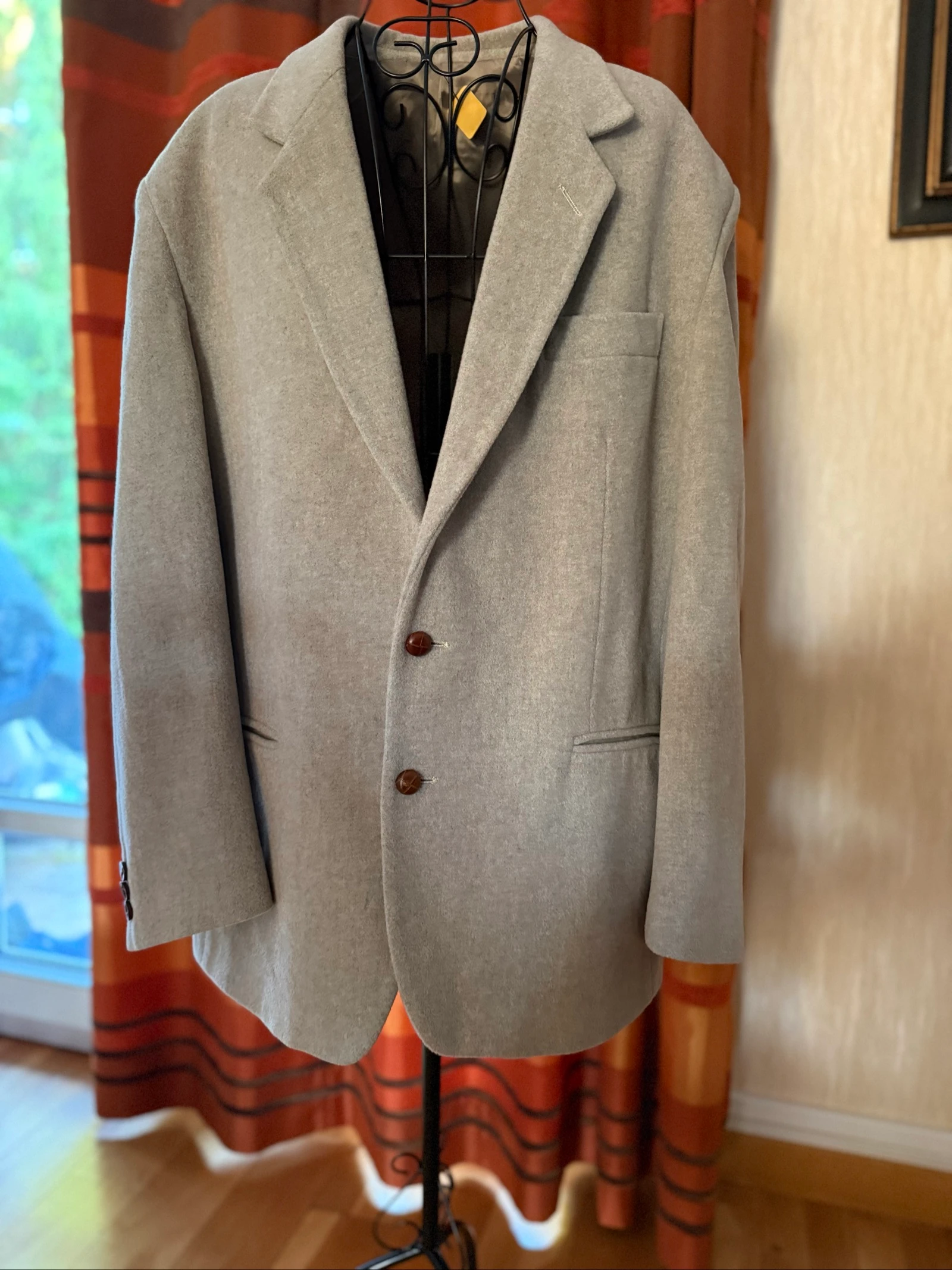 Veste vintage , taille 52 italien , jamais porté Les poches devant sont encore cousus , néanmoins , il y a qqs imperfections